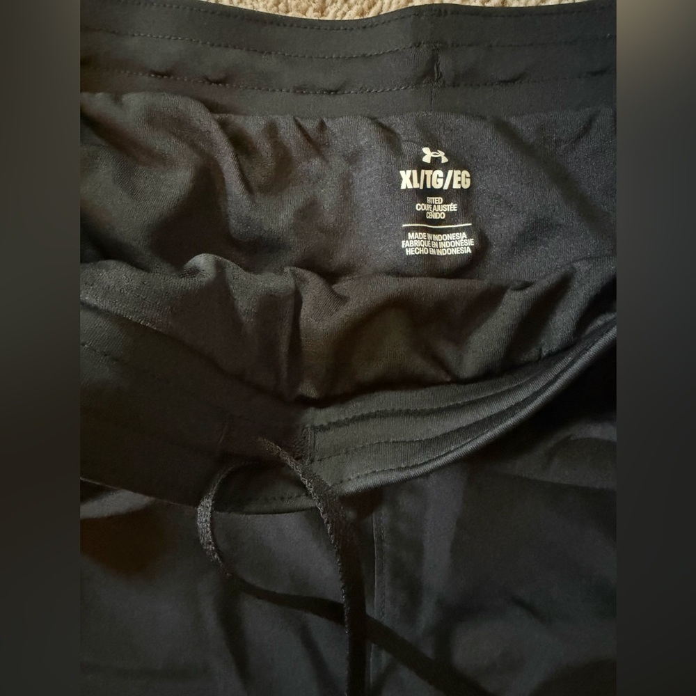 Under Armour Black Athletic Running Shorts XL Training Shorts Built In Liner - Picture 3 of 6